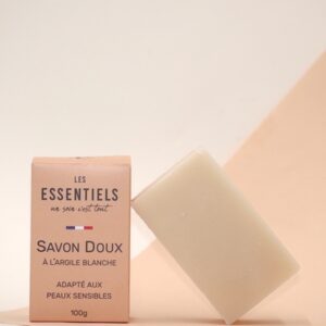 Savon doux artisanal 100g adapté aux peaux sensibles, présenté en pain